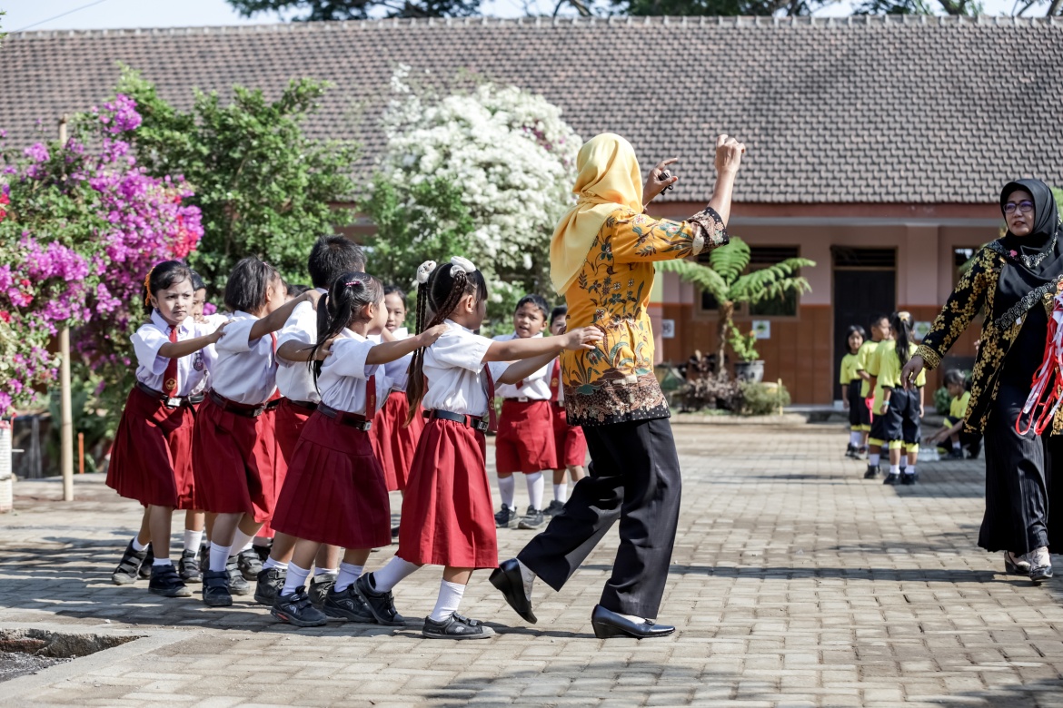 Teacher and students forming a human train line in Mojokerto, Indonesia. Credit: Akhmad Dody/World Bank