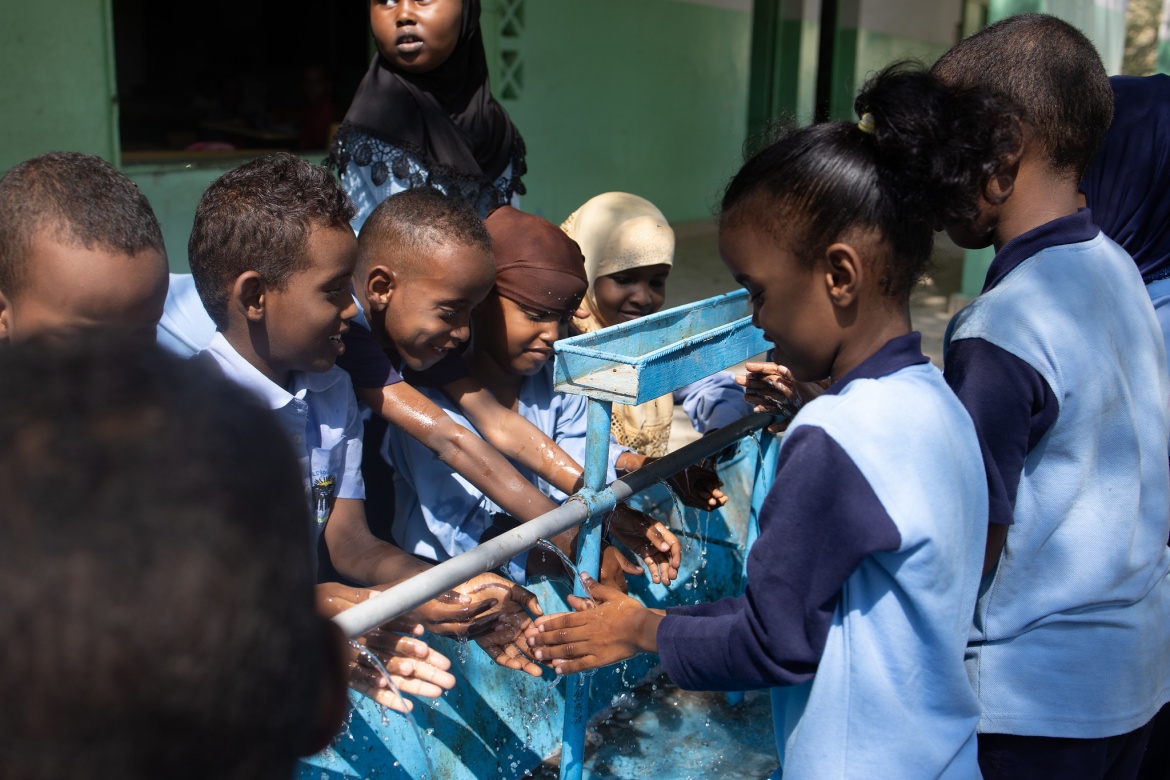 Children washing their hands in the school yard. This water point was built thanks to GPE funds. Ecole Quartier 7, Djibouti ville. Credit: GPE/Federico Scoppa