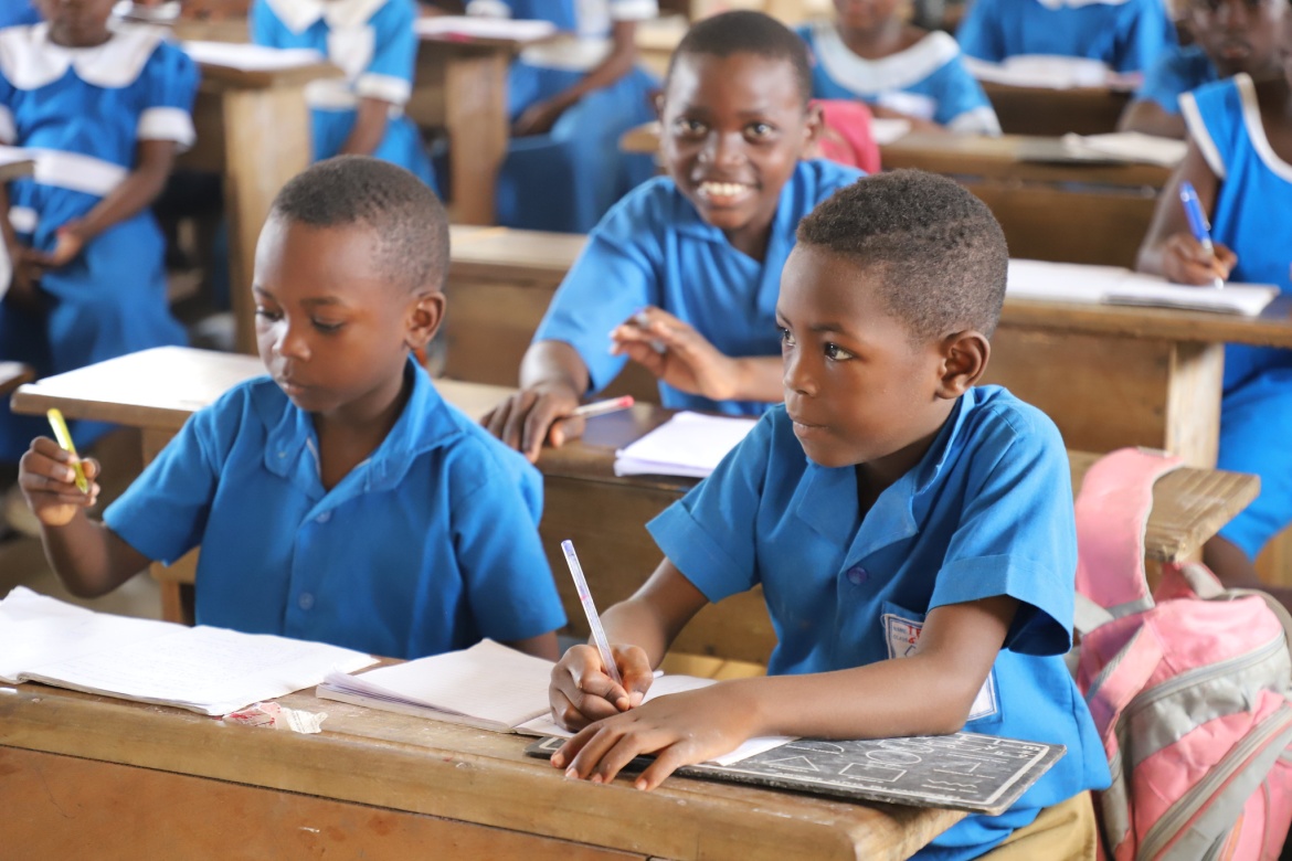 Des écoliers concentrés pendant un cours. Douala, Cameroun. Crédit : Banque mondiale/O. Hebga