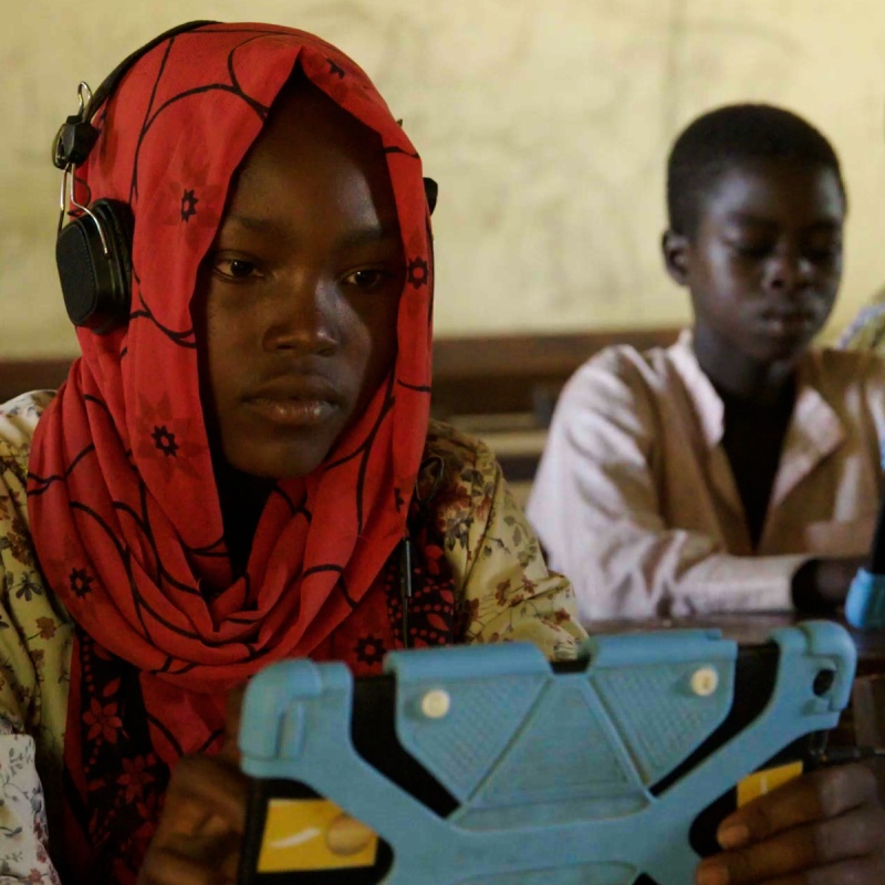 16-year-old student Sumaya Abdel Rahman Mahmoud Mohamad studies on a tablet, part of an EdTech program called Can’t Wait to Learn. Credit: GPE/Michael Knief