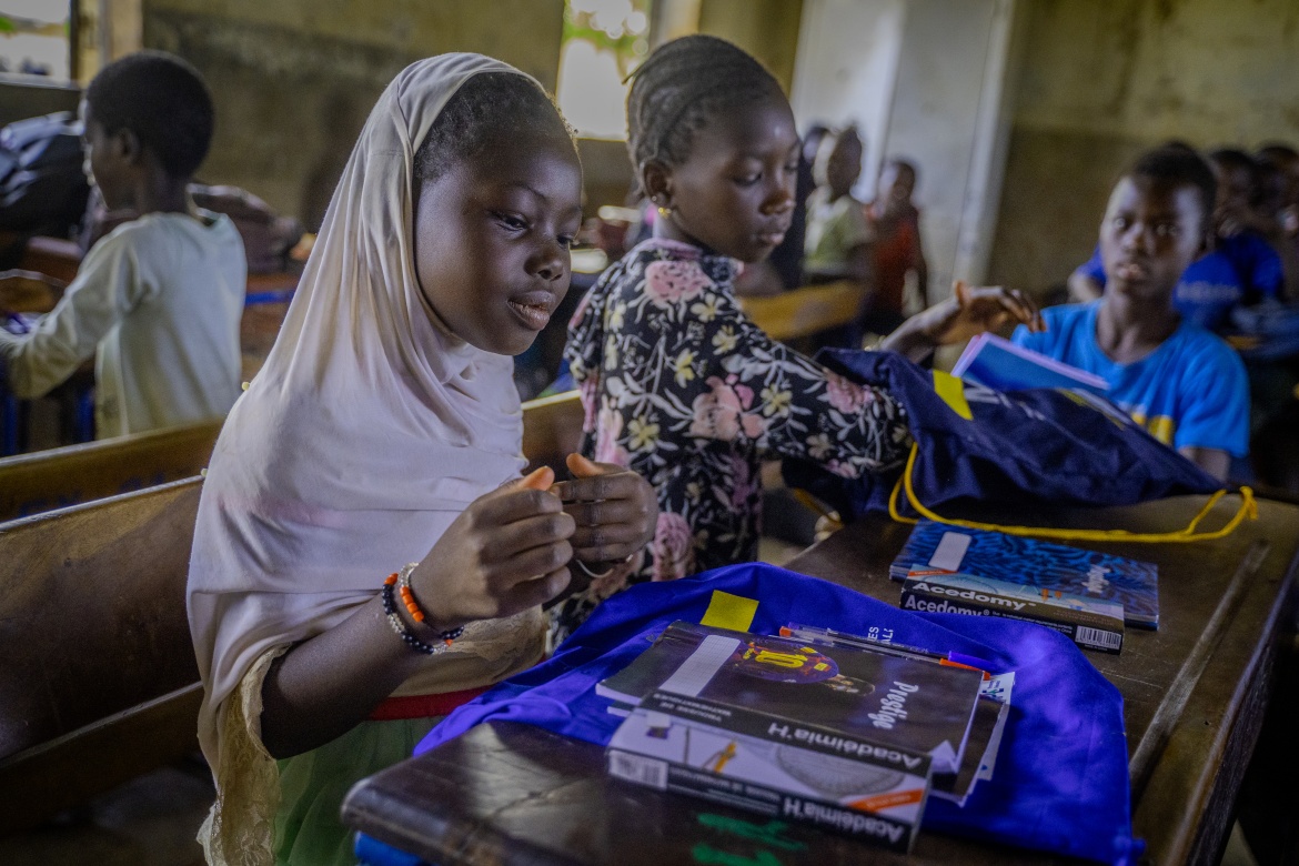 Primary school students unpack their school kits in Banamba, Mali. Credit: GPE/Infinitee!