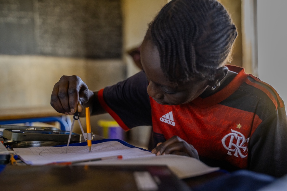 A student explores her new school supplies in Banamba, Mali. Credit: GPE/Infinitee!