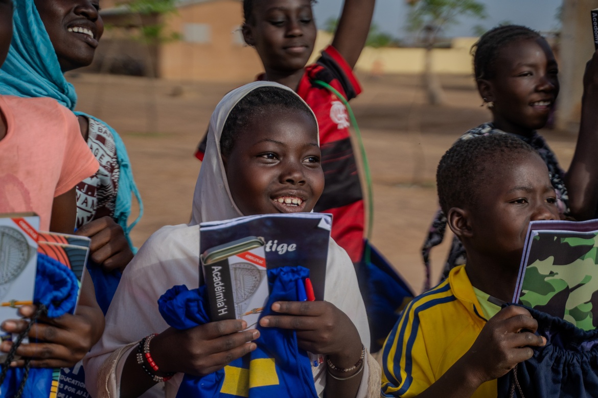 Students at Hamdallaye Primary School in Banamba, Mali, receive school kits. Credit: GPE/Infinitee!