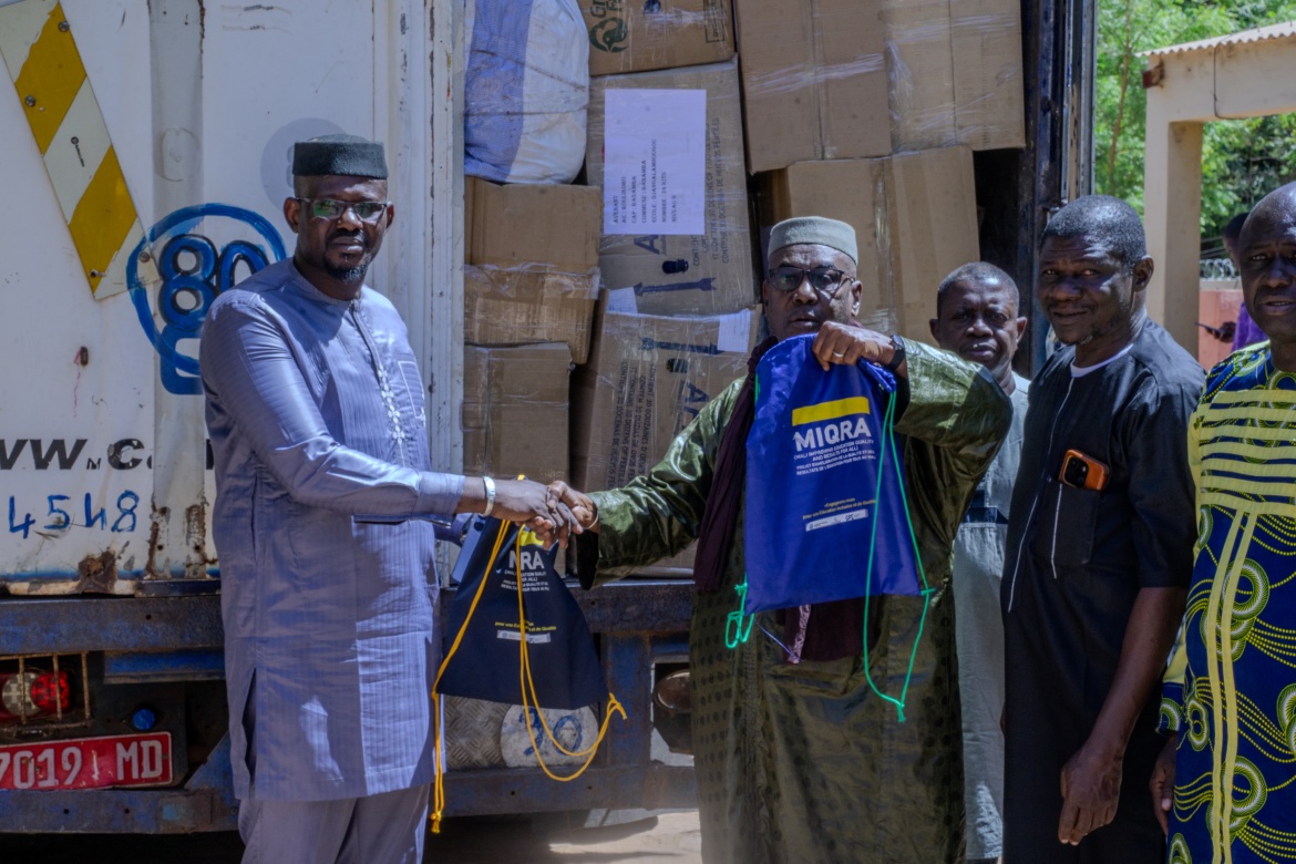 The director of the Koulikoro Teaching Academy hands school kits over to the director of the Banamba Center for Pedagogic Animation. Credit: GPE/Infinitee!