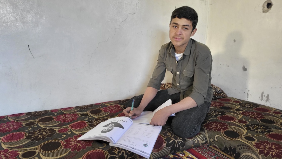 Mohamed, 17, did his homework at home in Kassmieh village, Rural Damascus, Syria. Credit: UNICEF/UNI517403/Sandra Awad